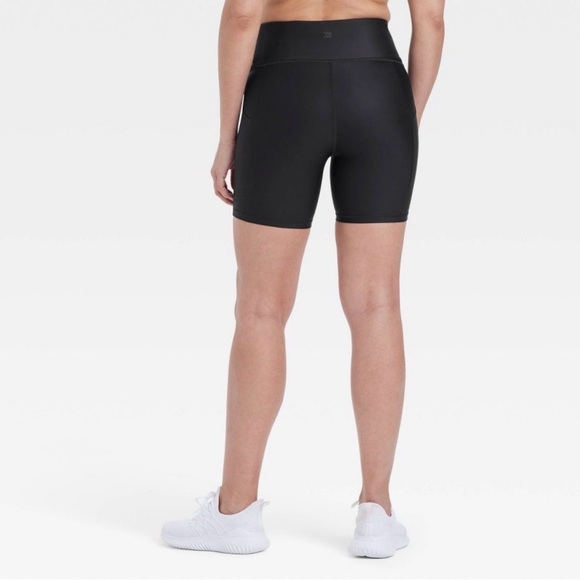 Size M All In Motion Women’s Black Pocketed Biker Shorts 6”inseam - Picture 2 of 9